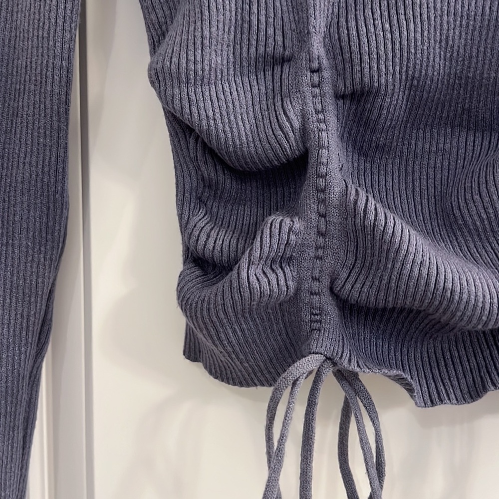 Ribbed knit cropped drawstring sweater